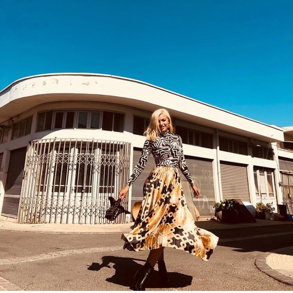 LAST ONE! GORGEOUS H&M Printed Pleated Satin Skirt - Picture 4 of 8